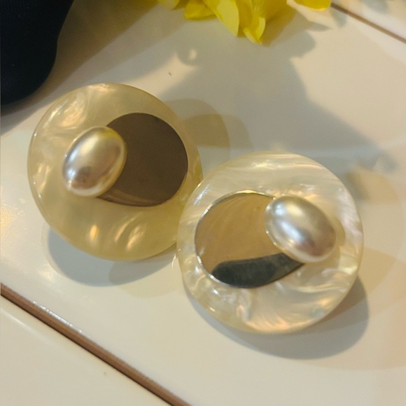 Beautiful Mother of Pearl Clip on Earings with gold tone details - Picture 2 of 6